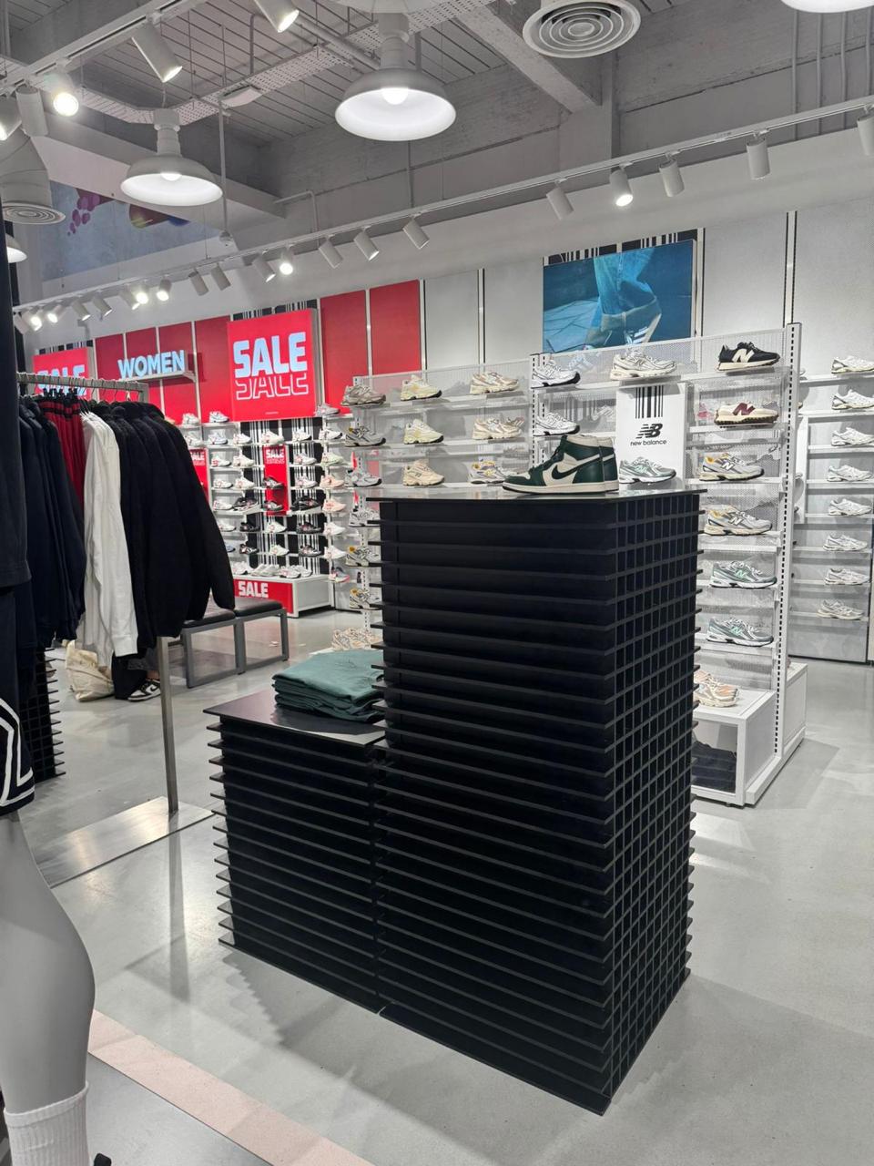 Shop display spray finishing London